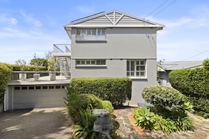 Reception - Spacious 5-bed Beach House With Ocean View (Sydney)