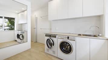 Apartment | Bathroom | Bathtub, towels