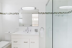 Apartment | Bathroom | Bathtub, towels - Spacious 5-bed Beach House With Ocean View (Sydney)