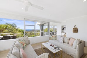Living room - Spacious 5-bed Beach House With Ocean View (Sydney)