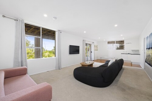 Spacious 5-bed Beach House With Ocean View