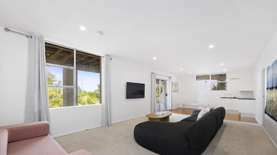 Spacious 5-bed Beach House With Ocean View