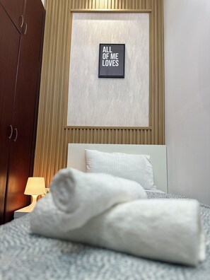 Economy eenpersoonskamer, balkon, uitzicht op stad | Een strijkplank/strijkijzer, gratis wifi