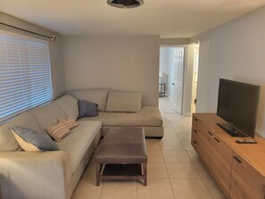TV - 3-bedroom house in beautiful Holiday near beaches and beautiful Tarpon Springs. (Holiday)