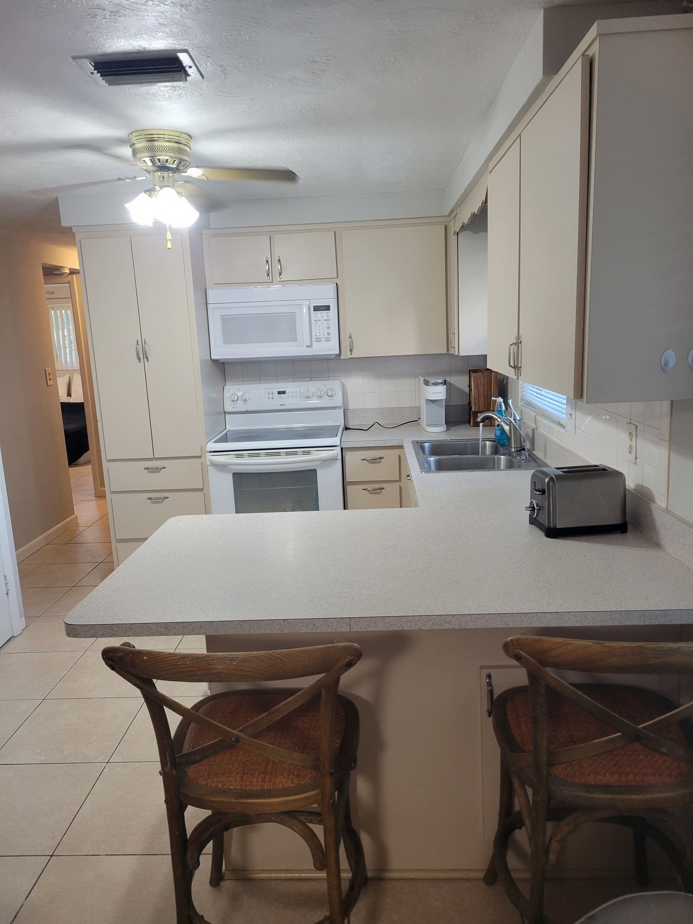 冷蔵庫、電子レンジ、オーブン、コンロ