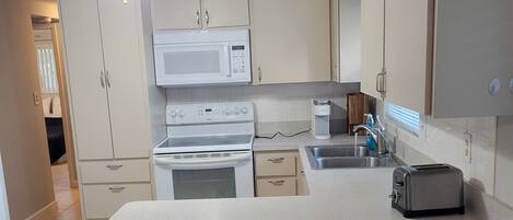 冷蔵庫、電子レンジ、オーブン、コンロ