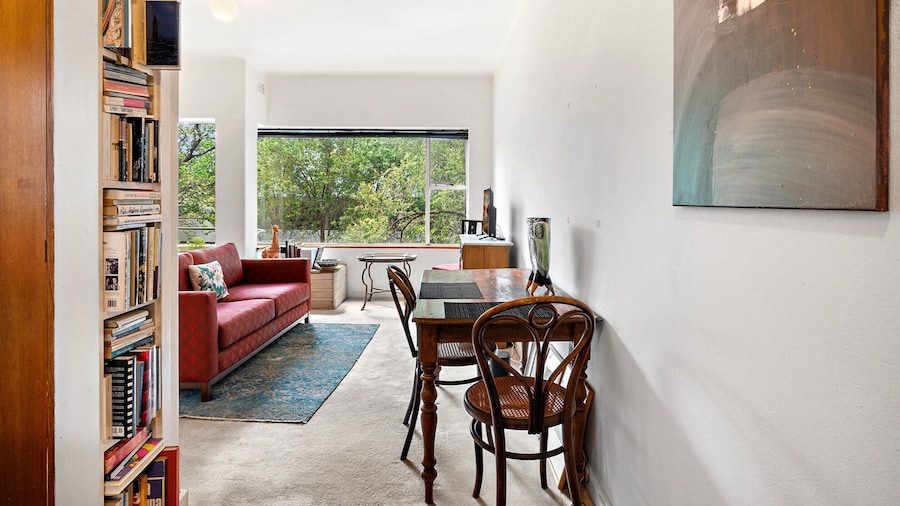 Sunny 1-bed With Parking Near Arts Precinct