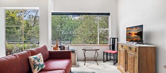 Sunny 1-bed With Parking Near Arts Precinct