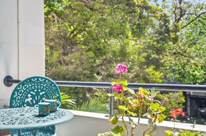 Apartment | Balcony - Sunny 1-bed With Parking Near Arts Precinct (Melbourne)