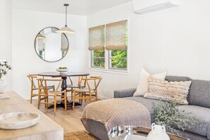 傳統公寓 | 客廳 | 65 吋智能電視連數碼電視頻道