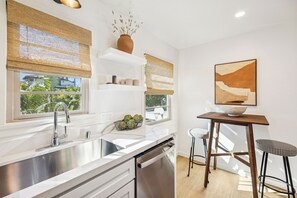 Executive appartement | Privékeuken | Een koelkast met diepvriezer, een microgolfoven, een oven, een kookplaat