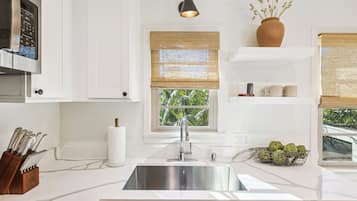 Executive-huoneisto | Yksityinen keittiö | Täysikokoinen jääkaappi, mikroaaltouuni, uuni, liesi