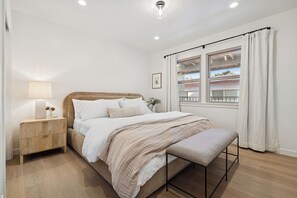 Luxe appartement | Luxe beddengoed, een kluis op de kamer, individueel gedecoreerd