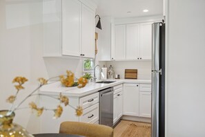 럭셔리 아파트 | 전용 주방 | 대용량 냉장고, 전자레인지, 오븐, 쿡탑