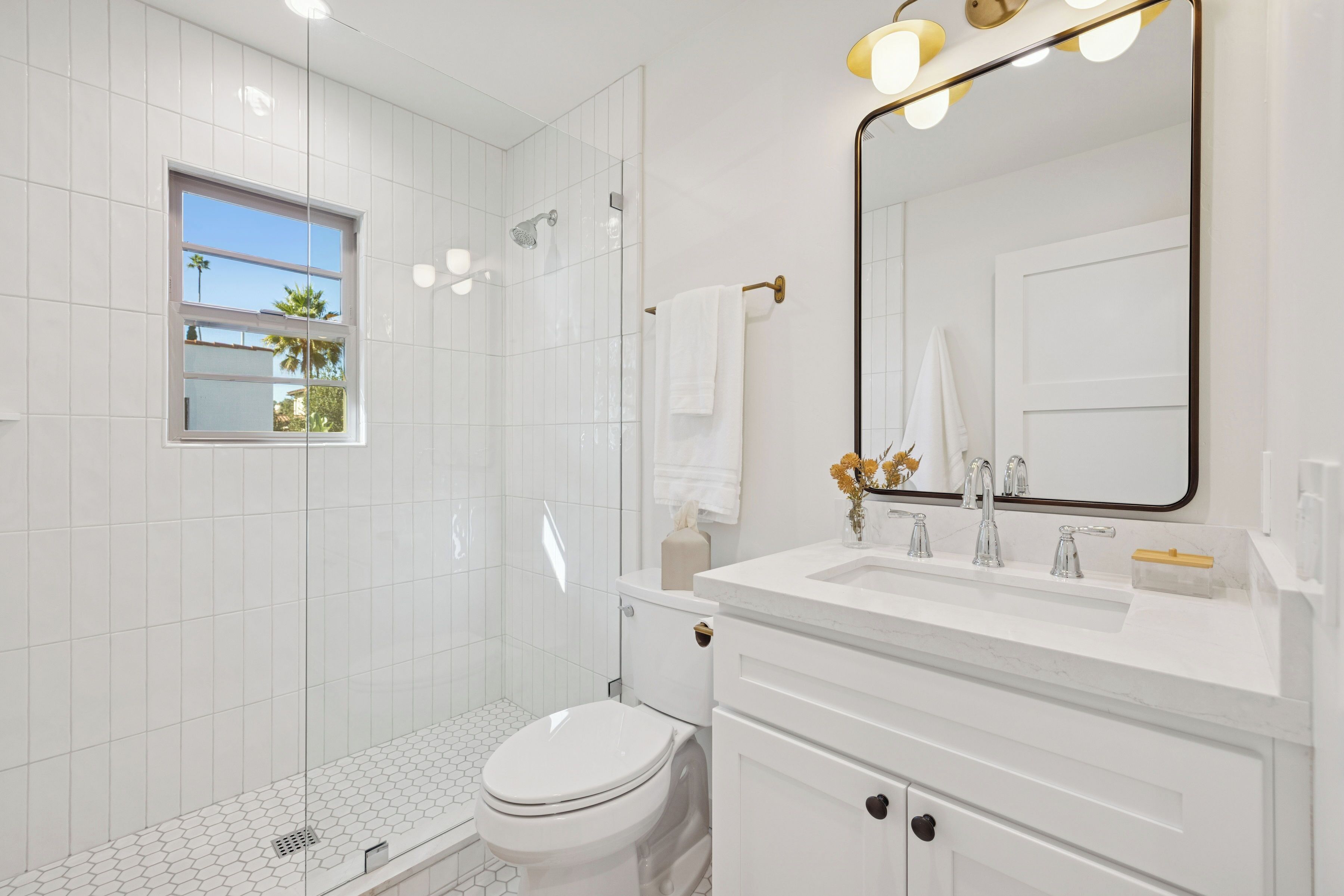 奢華公寓 | 浴室 | 淋浴設備、環保梳洗用品、風筒、拖鞋