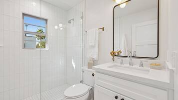 Luksusleilighet | Bad | Dusj, miljøvennlige toalettsaker, hårføner og tøfler