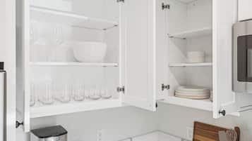 Full-size fridge, microwave, oven, stovetop