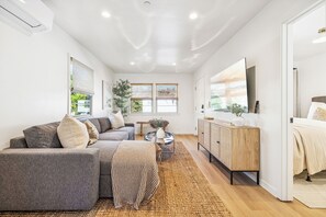 Traditioneel appartement | Woonruimte | Een 65-inch smart-tv met digitale zenders