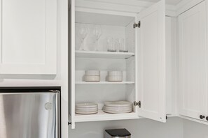 Full-size fridge, microwave, oven, stovetop - Casa Yano (Santa Barbara)