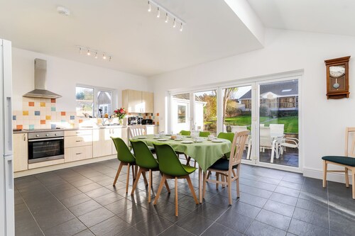 5 minute walk to beach, restaurants and pubs. Family and pet friendly 4bed house