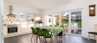 5 minute walk to beach, restaurants and pubs. Family and pet friendly 4bed house