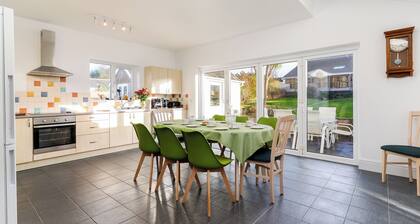 5 minute walk to beach, restaurants and pubs. Family and pet friendly 4bed house