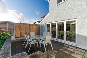 Outdoor dining - 5 minute walk to beach, restaurants and pubs. Family and pet friendly 4bed house (Aberporth)