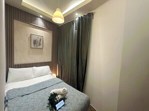 Habitación económica doble, balcón, vistas a la ciudad | Escritorio y espacio para trabajar con un portátil