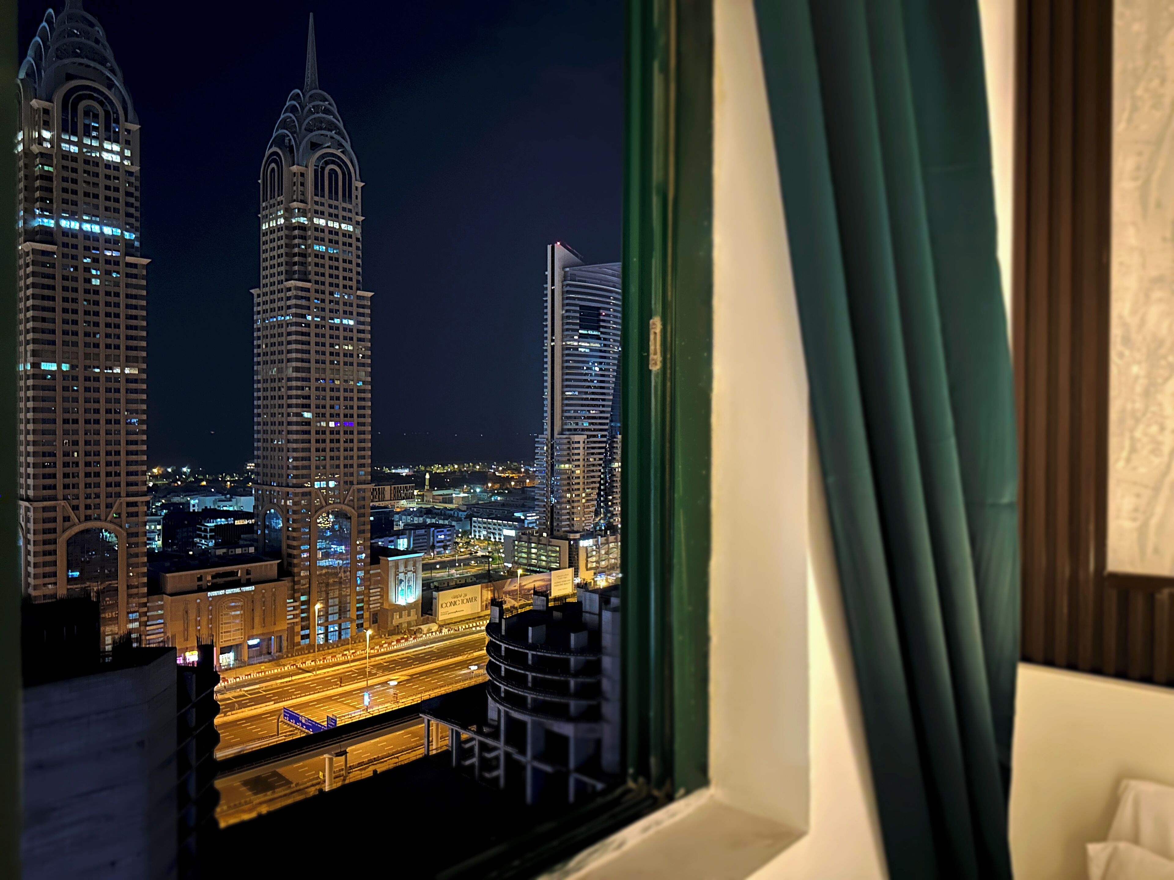 Habitación doble económica, balcón, vista a la ciudad | Escritorio y espacio para trabajar con laptop 