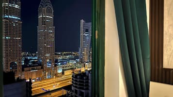 Habitación doble económica, balcón, vista a la ciudad | Escritorio y espacio para trabajar con laptop