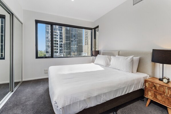 Apartment | 3 bedrooms, laptop workspace, bed sheets - Gorgeous 3-bed in Melbourne's East End (Melbourne)