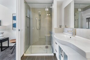 Apartment | Bathroom - Gorgeous 3-bed in Melbourne's East End (Melbourne)