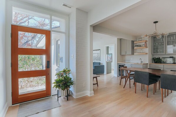 Interior - Hardwood Hall: Central Cville + walk/bike to UVA (Charlottesville)