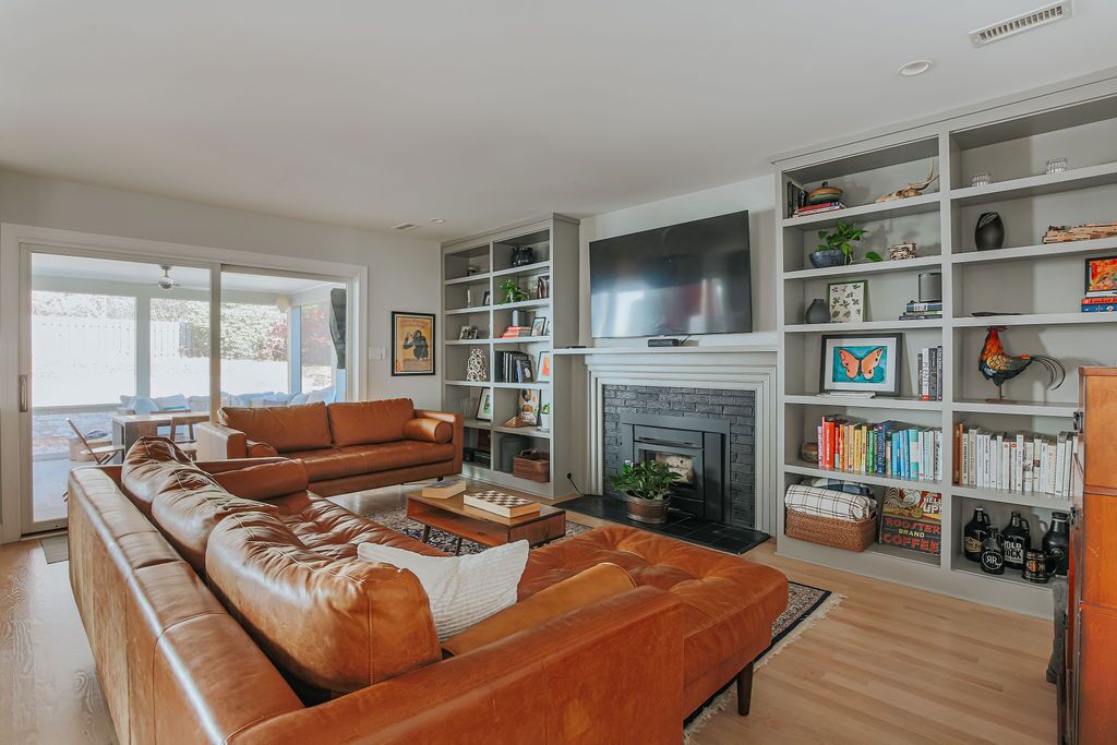 TV, DVD player, livros, videoteca