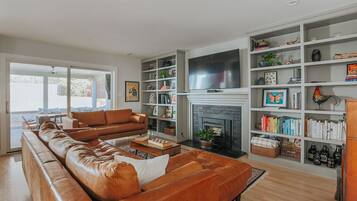 TV, DVD player, livros, videoteca