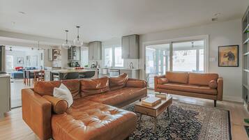 TV, DVD player, livros, videoteca