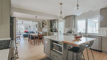 Geladeira, micro-ondas, fogão, cooktop