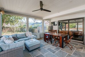 TV, DVD player, books, video library - Hardwood Hall: Central Cville + walk/bike to UVA (Charlottesville)