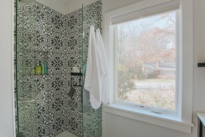 Een douche, een haardroger, handdoeken