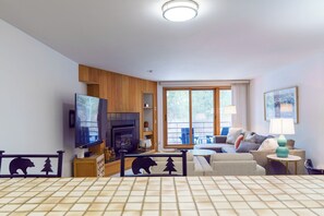 Smart TV, fireplace - Bright Condo with Slopeside Views/ Pool and Hot tub Access (Keystone)