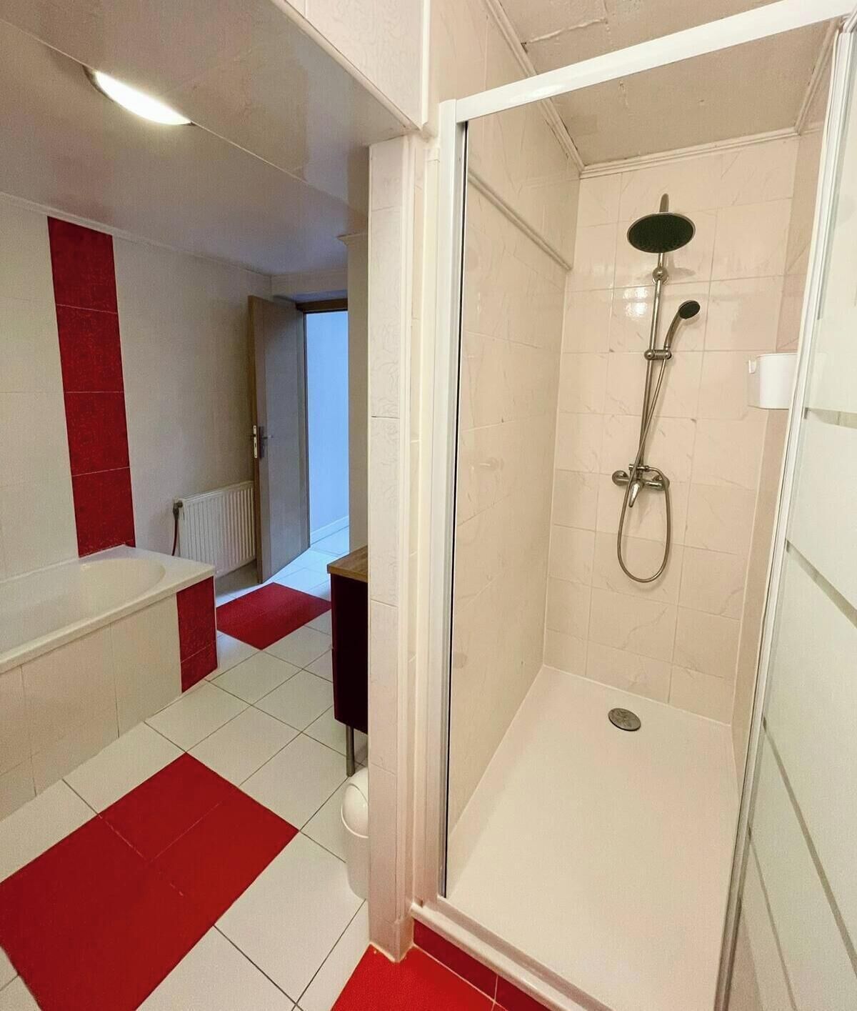 Een douche, een haardroger, handdoeken, zeep