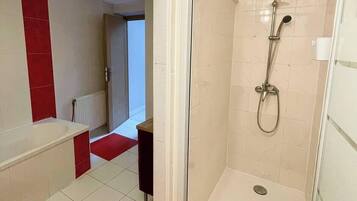 Een douche, een haardroger, handdoeken, zeep