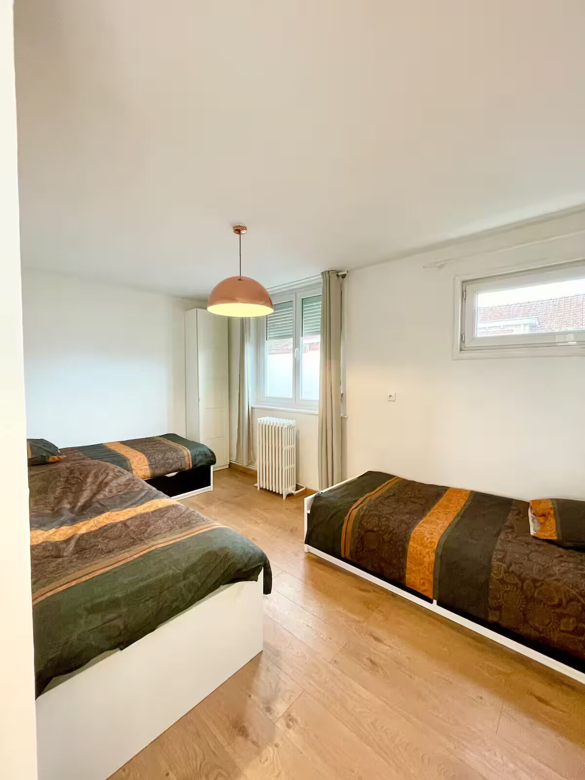 Een strijkplank/strijkijzer, wifi, beddengoed