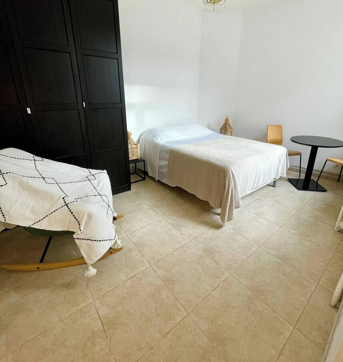 6 bedrooms, iron/ironing board, WiFi, bed sheets