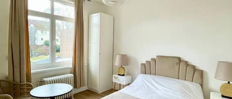 Iron/ironing board, WiFi, bed sheets