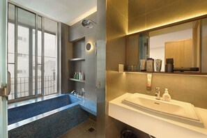Shower, hair dryer, towels, soap - Gorgeous 4-bedroom Townhome with Full AC in vibrant Đà Nẵng (Đà Nẵng)