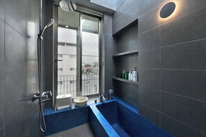 Shower, hair dryer, towels, soap - Gorgeous 4-bedroom Townhome with Full AC in vibrant Đà Nẵng (Đà Nẵng)