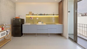 Una cocina moderna con horno integrado, un fregadero y una encimera.