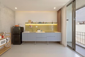 Microwave, stovetop - Gorgeous 4-bedroom Townhome with Full AC in vibrant Đà Nẵng (Đà Nẵng)