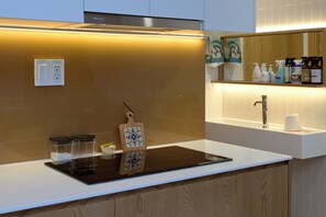 Microwave, stovetop - Gorgeous 4-bedroom Townhome with Full AC in vibrant Đà Nẵng (Đà Nẵng)